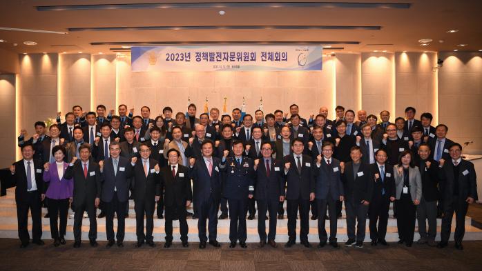 공군 정책발전자문위원회 전체회의에서 정상화(앞줄 왼쪽 여덟째) 참모총장과 자문위원들이 기념사진을 찍고 있다. 공군 제공