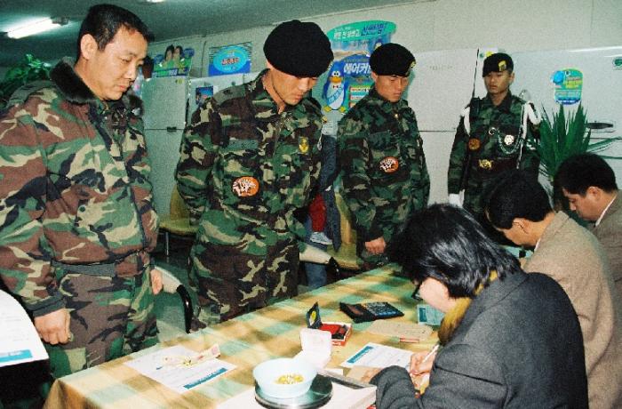 육군특수전사령부 장병들이 외환위기 극복에 동참하기 위해 소중하게 간직해온 금붙이들을 주택은행 거여동 지점에 기탁하고 있다.