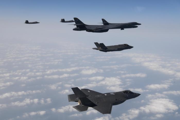 츮  F-35A    B-1B ݱ, F-22 Ⱑ 1   հƷ ϰ ִ.  