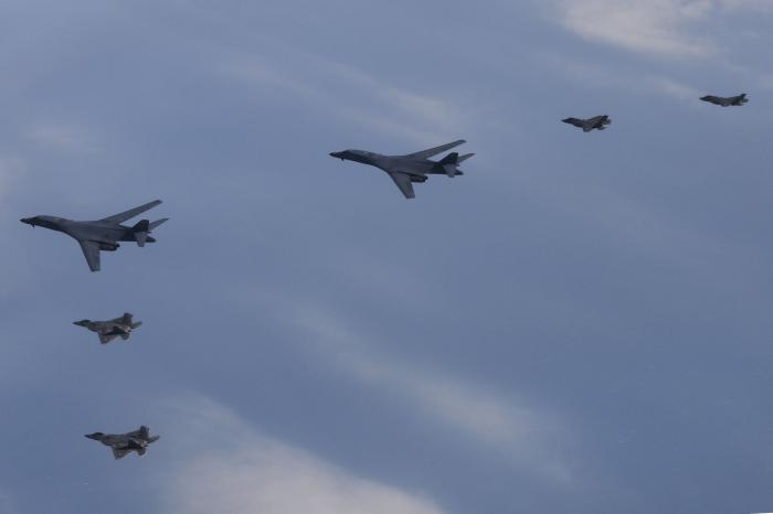 우리 공군 F-35A 전투기와 미 공군 B-1B 전략폭격기, F-22 전투기가 1일 서해 상공에서 연합공중훈련을 하고 있다. 국방부 제공