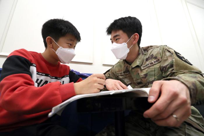 곧 6학년이 되는 초등학생이 카투사와 함께 5학년 수학 ‘평균과 가능성’ 단원을 복습하고 있다.