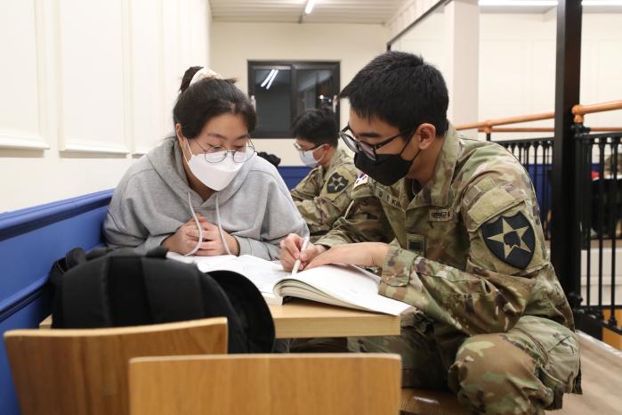 카투사가 고등학교 2학년 학생에게 모의고사 풀이를 해 주고 있다.