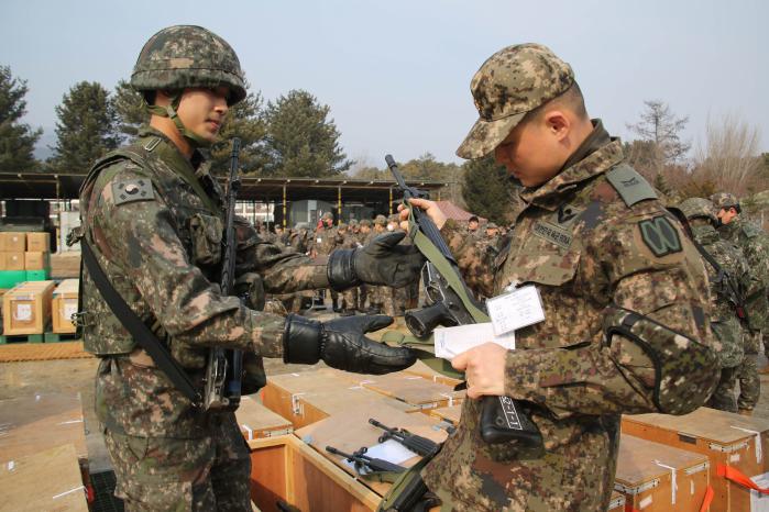 육군66보병사단 장병들이 혹한기 훈련에서 증·창설 절차를 숙달하고 있다. 사진 제공=서진경 군무주무관