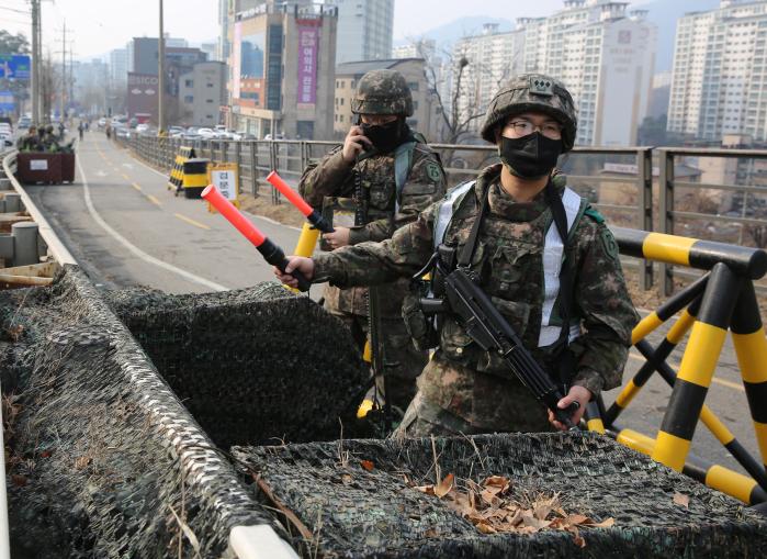 육군73보병사단 장병들이 국지도발 대비작전을 위해 검문소 점령 훈련을 하고 있다. 사진 제공=송세환 대위