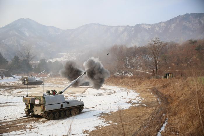 7일 강원도 양구군 월운리 포병사격장에서 육군3포병여단이 전개한 ‘적 화력도발 대응 포탄사격 훈련’ 중 K9A1 자주포가 사격하고 있다. 부대 제공