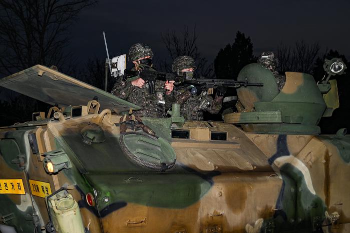 공군11전투비행단 장병들이 전투태세훈련의 하나로 열린 야간 기지방호 종합훈련에서 경계태세를 갖추고 있다. 사진 제공=박근우 병장