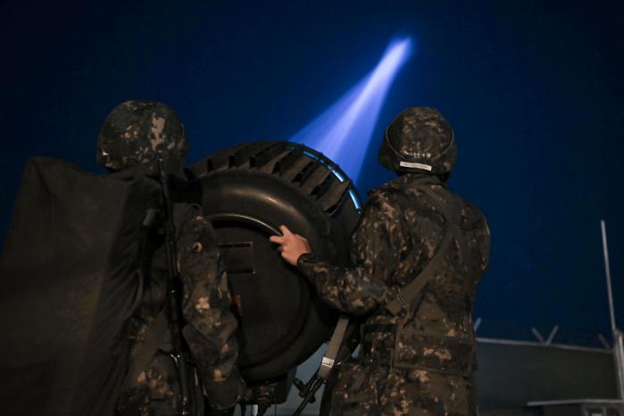 공군11전투비행단 장병들이 전투태세훈련의 하나로 열린 야간 기지방호 종합훈련에서 탐조등을 활용해 미상 항공기 위치를 확인하고 있다. 사진 제공=한윤창 하사