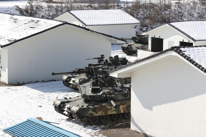 육군3기갑여단이 8일 육군과학화전투훈련단(KCTC) 훈련장에서 실시한 혹한기 훈련 중 3대 1개조로 편성된 K1E1 전차들이 근접전투기술(CQB) 개념을 적용해 조심스럽게 도시지역을 기동하고 있다.