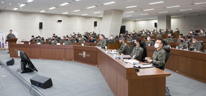김승겸(앞줄 가운데) 합참의장과 합참 주요 직위자들이 지난 10일 우크라이나 전쟁 전훈 분석 토의를 하고 있다. 합참 제공