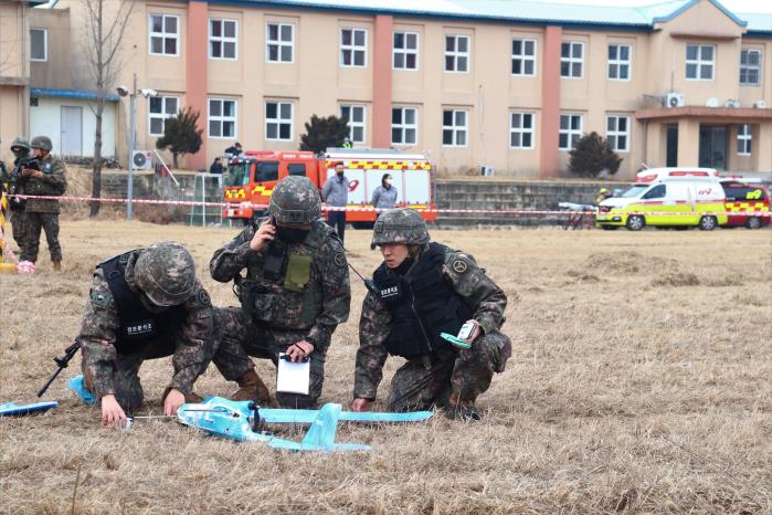 육군37보병사단 장병들이 대테러·대침투 훈련에서 추락한 무인기 기체를 분석하고 있다. 부대 제공