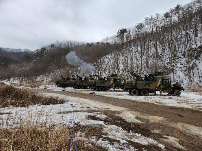 지난 10일 강원도 화천군 가래골훈련장에서 전개된 육군7보병사단 혹한기 훈련에서 K105A1 차륜형 자주포가 사격하고 있다. 사진 제공=박정훈 대위