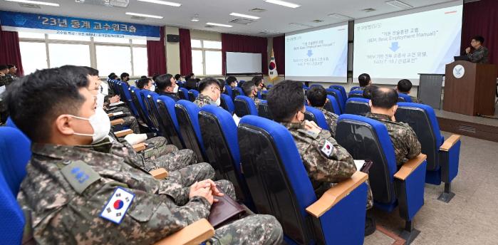 공군사관학교 교수 및 장병들이 동계 교수 워크숍에서 이영건(소령) 전자통신공학과 교수의 발표를 듣고 있다. 부대 제공