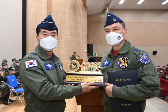 공승배(소장·왼쪽) 공군공중전투사령관이 14일 구상모(준장) 11전투비행단장에게 6만 시간 무사고 비행기록 수립을 기념하는 공군참모총장 기념패를 전달하고 있다. 사진 제공=한윤창 하사