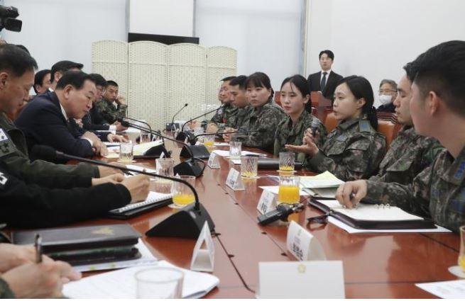 15일 국회 국방위원회 소회의실에서 열린 군 출산·육아 지원정책 개선 간담회에 참석한 다자녀 장교·부사관·군무원들이 다양한 의견을 제시하고 있다.  이경원 기자