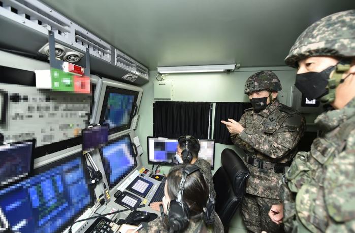 김승겸(뒷줄 왼쪽) 합참의장이 15일 공군 백령포대에서 결전태세를 점검하고 있다. 합참 제공