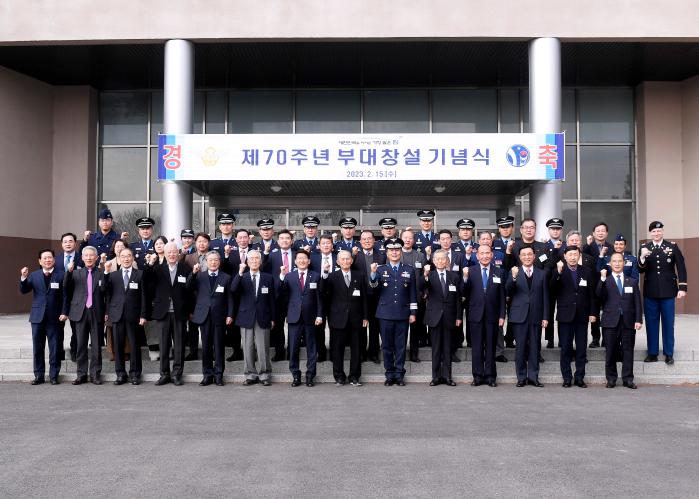 15일 공군10전투비행단 창설 70주년 기념행사에서 참석자들이 기념사진을 찍고 있다. 사진 제공=이창근 하사