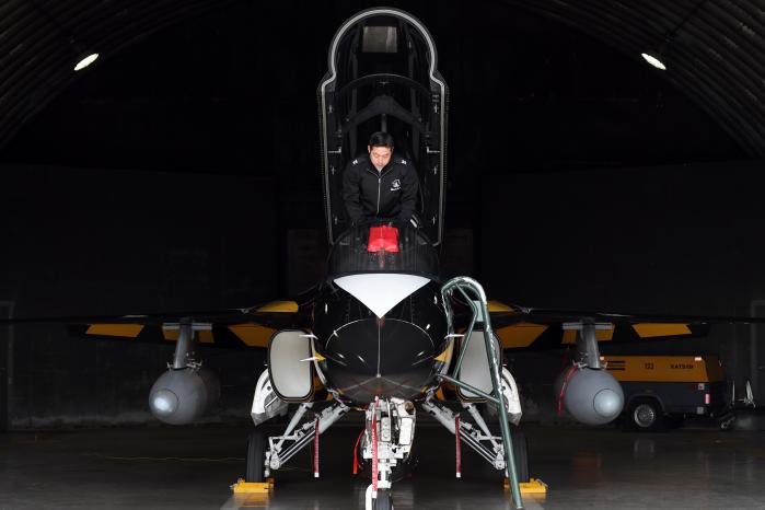 공군 특수비행팀 블랙이글스가 ‘2023년 호주 애벌론 국제 에어쇼’에 참가하기 위해 15일 이륙했다. 공군53특수비행전대 장병이 출격을 앞둔 지난 13일 항공기를 최종 점검하고 있다.