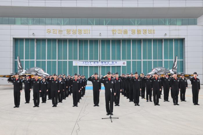 애벌론 국제 에어쇼에 참가하는 장병들이 원주기지에서 열린 출정식에서 성공적인 임무 완수를 다짐하며 경례하고 있다.