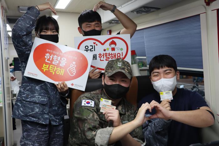 16일 헌혈버스에서 헌혈을 마친 해군8전투훈련단 장병들이 손 하트를 그려 보이고 있다. 부대 제공