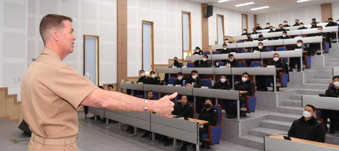 마크 셰이퍼(준장) 주한미해군사령관이 16일 해군교육사를 찾아 해고반·초군반 장교들에게 ‘해군리더십과 한미동맹에 관한 소고’를 주제로 강연하고 있다. 부대 제공