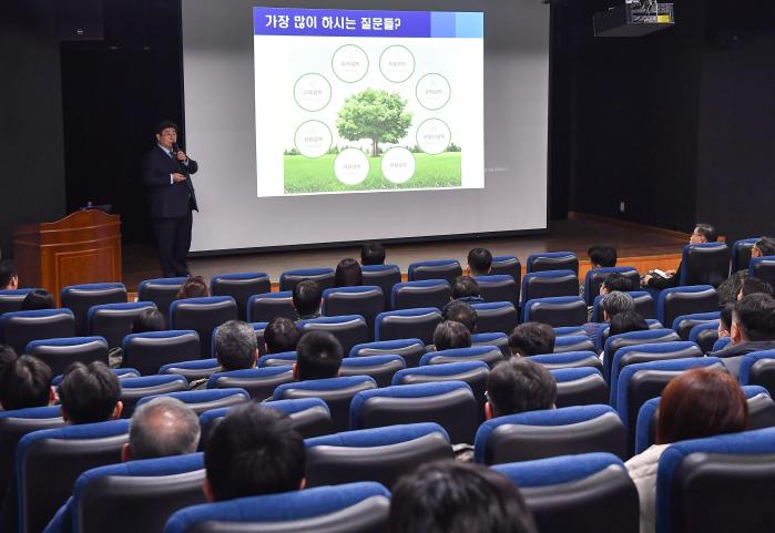 지난 17일 충무복지관 대강당에서 해군군수사 금융·경제교육이 진행되고 있다. 사진 제공=신연주 중사