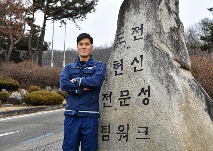 건물 화재를 초기 진압해 큰 피해를 막은 공으로 대전 둔산소방서장 표창을 받은 공군8전투비행단 김수현 중사(진). 부대 제공