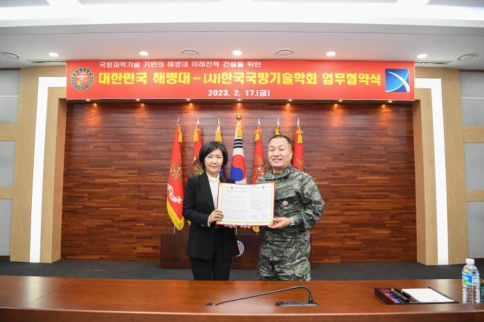 지난 17일 해병대사령부 대회의실에서 김계환(오른쪽) 해병대사령관과 박영욱 한국국방기술학회 이사장이 업무협약서를 들어 보이고 있다. 해병대 제공