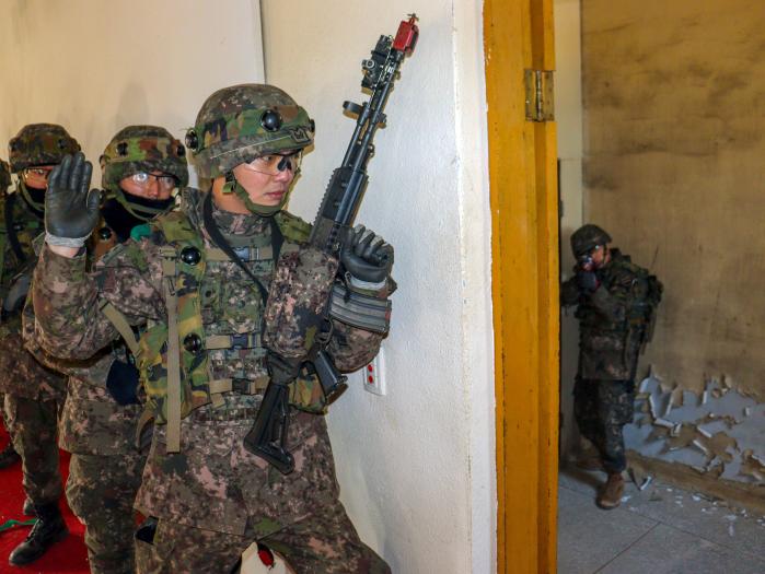 육군11기동사단 결전여단 철마대대 장병들이 건물 지역에 진입해 대항군을 제압하고 있다. 사진 제공=정석호 대위