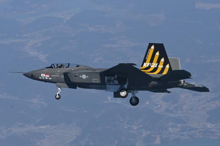 복좌기로 제작된 KF-21 보라매 시제 4호기가 20일 최초 비행을 하고 있다. 방사청 제공