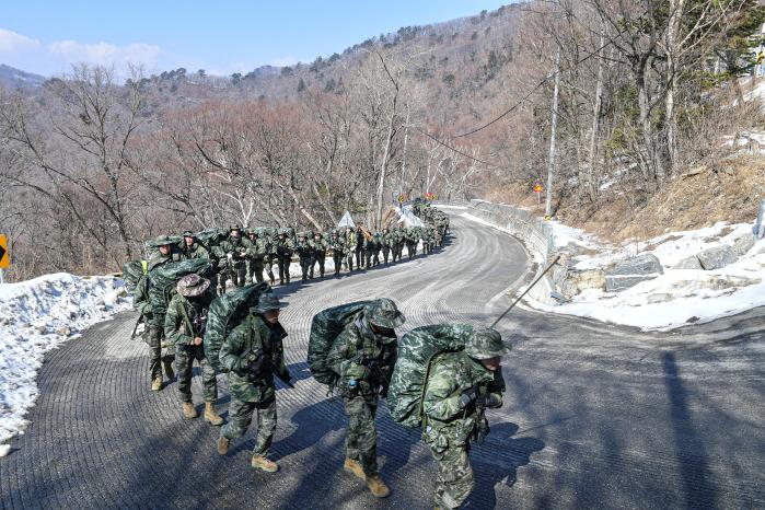해병대 특수수색대대 장병들이 19일 해발 1100m 고지인 강원 강릉시 안반데기 정상을 향해 행군하고 있다. 부대 제공