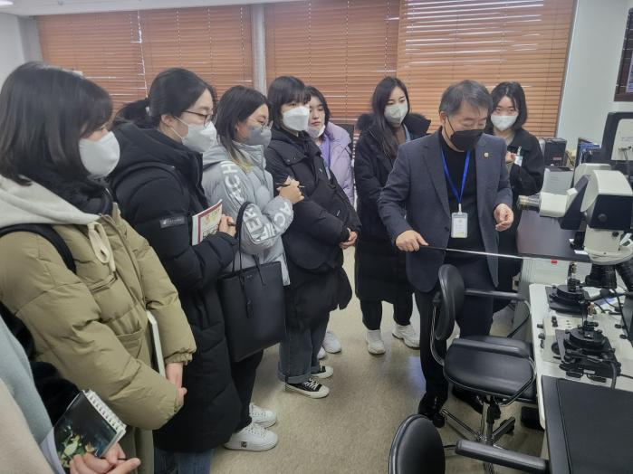 국방부 조사본부 과학수사연구소를 방문한 성균관대 대학원 과학수사학과 학생들이 탄피 감정기계인 ‘쌍안 비교 현미경’에 대한 설명을 듣고 있다. 부대 제공