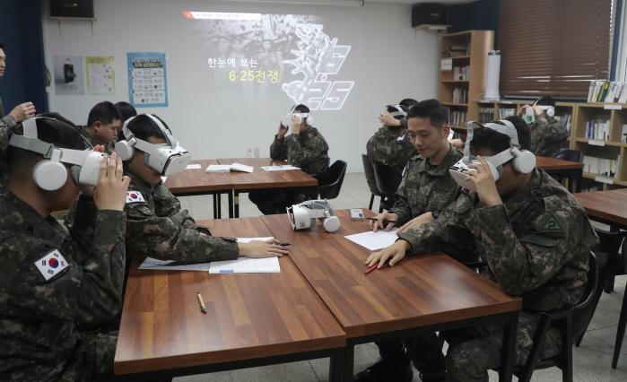 육군2작전사령부가 21일 사령부 군사경찰단에서 실시한 집중 정신전력교육에 참여한 장병들이 가상현실(VR) 기기를 이용해 6·25전쟁을 간접 체험해 보고 있다. 이경원 기자