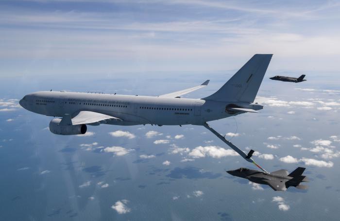 공군 F-35A 스텔스 전투기가 21일 KC-330 다목적 공중급유수송기로부터 공중급유를 받고 있다. 공군 제공