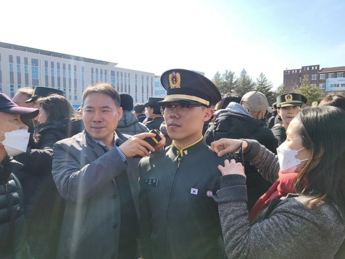 국군간호사관학교 67기(맨 왼쪽 사진)·육군3사관학교 60기 신입 생도 가족이 학년장을 달아주며 입학의 기쁨을 나누고 있다. 부대 제공