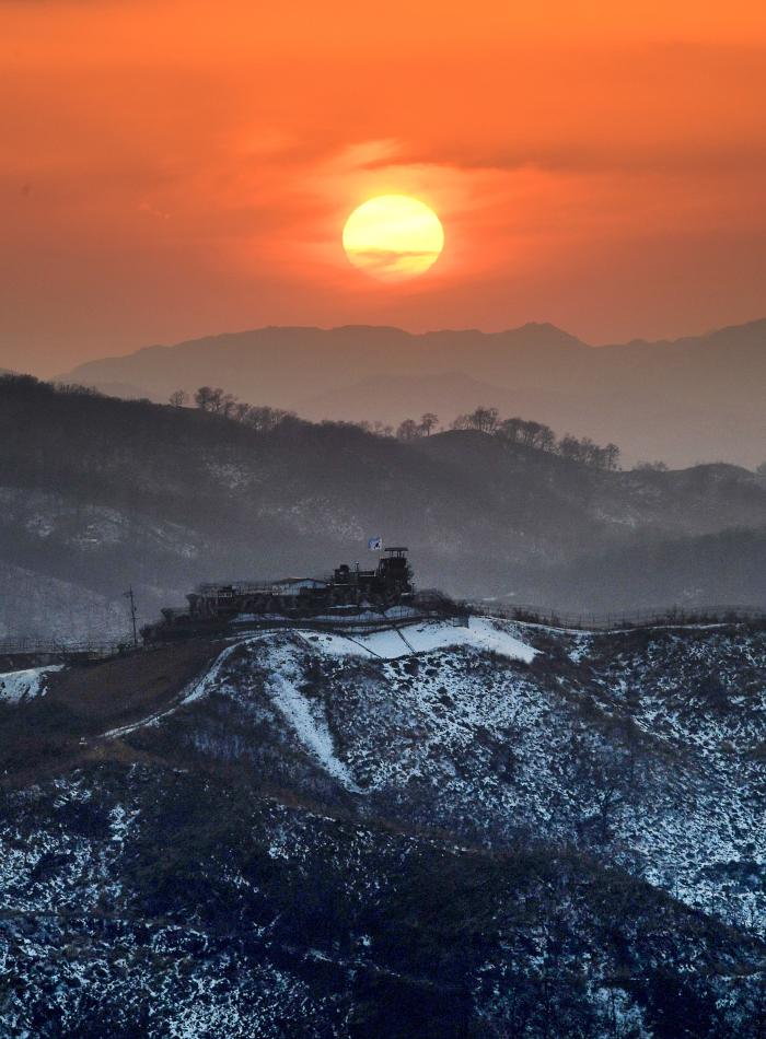 지난 1일 저녁 경기도 연천군 중서부전선 비무장지대(DMZ) 일대 육군28보병사단 남방한계선 GOP철책에서 바라 본 전방전초(GP)와 일몰 풍경.