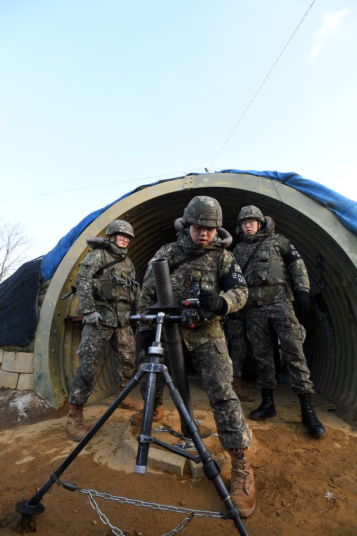 남방한계선 GOP 철책 인근 포 진지에서 81㎜ 박격포 비사격훈련을 하고 있는 화기중대 장병들.