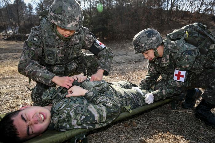 22일 해병대2사단 의무근무대 동계 전술훈련에서 장병들이 부상자를 응급처치하고 있다. 사진 제공=권규원 중사