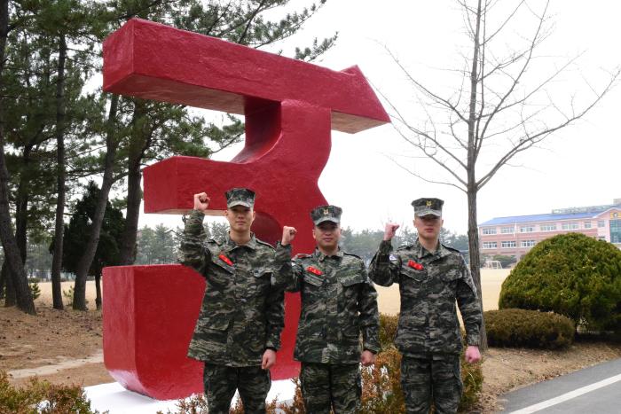 사고를 당한 오토바이 운전자를 도운 해병대1사단 킹콩여단 고준희 중사, 단용주 중사(진), 이성민 상병(오른쪽부터).