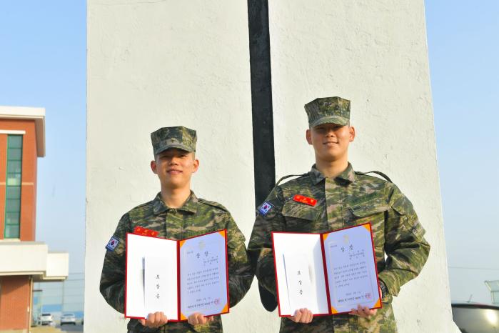 차도에 넘어진 어르신을 안전하게 대피시키고 도로를 정리한 해병대1사단 멧돼지여단 편도현(오른쪽)·조희상 일병.