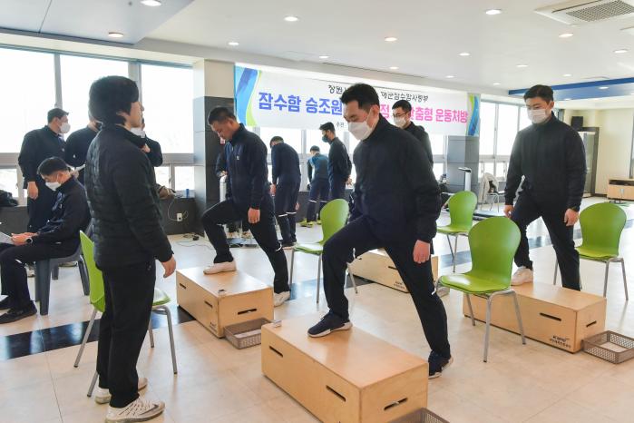 해군잠수함사령부 소속 잠수함 승조원들이 ‘국민체력 100’ 프로그램에 참가해 심폐지구력 검사를 받고 있다. 부대 제공