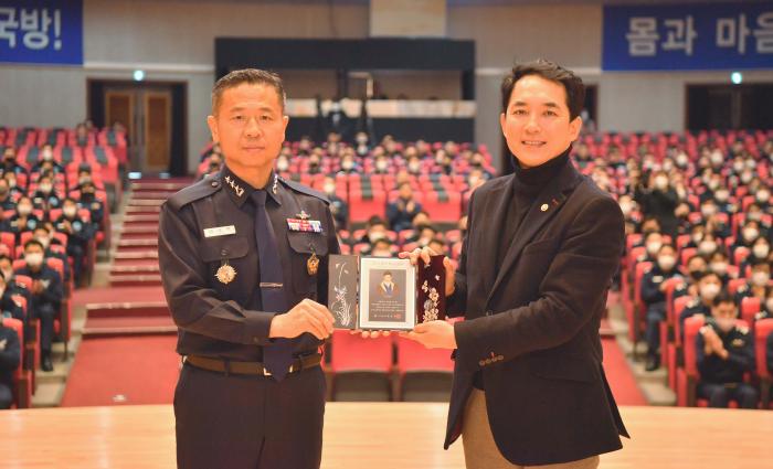 박민식(오른쪽) 국가보훈처장이 이상학(중장) 공군사관학교장에게 안창남 선생의 ‘이달의 독립운동가’ 선정패를 전달하고 있다. 사진 제공=윤요한 하사