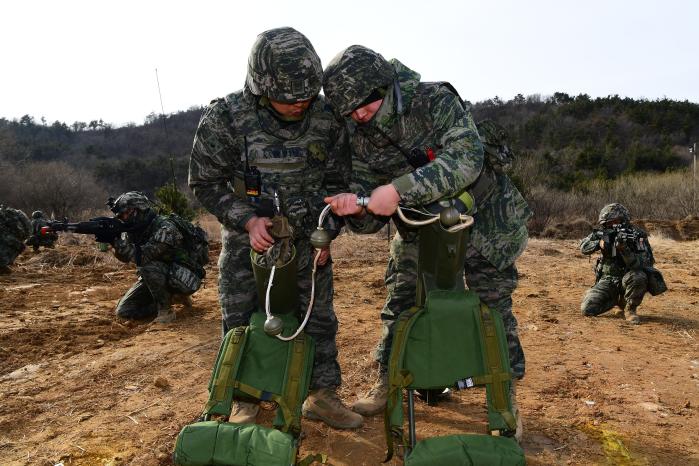 해병대6여단 공병중대가 백령도 종합기동훈련장에서 실시한 중대 전술훈련에서 장병들이 포민스-Ⅱ를 설치하고 있다. 사진 제공=노푸름 중사