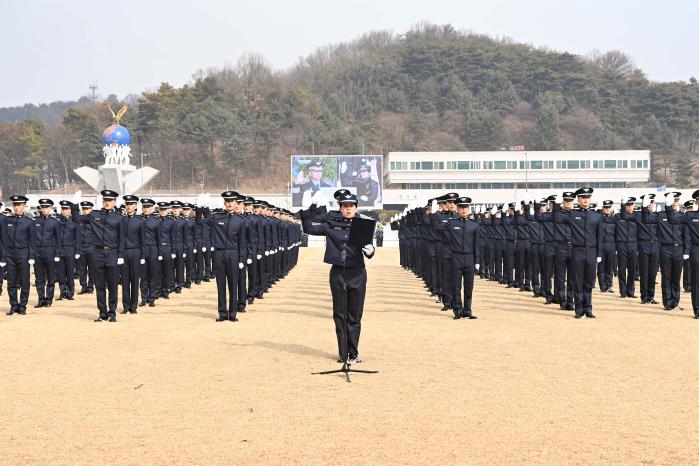 공군사관학교 75기 생도들이 지난 24일 입학식에서 입학선서를 하고 있다. 사진 제공=임다현 하사