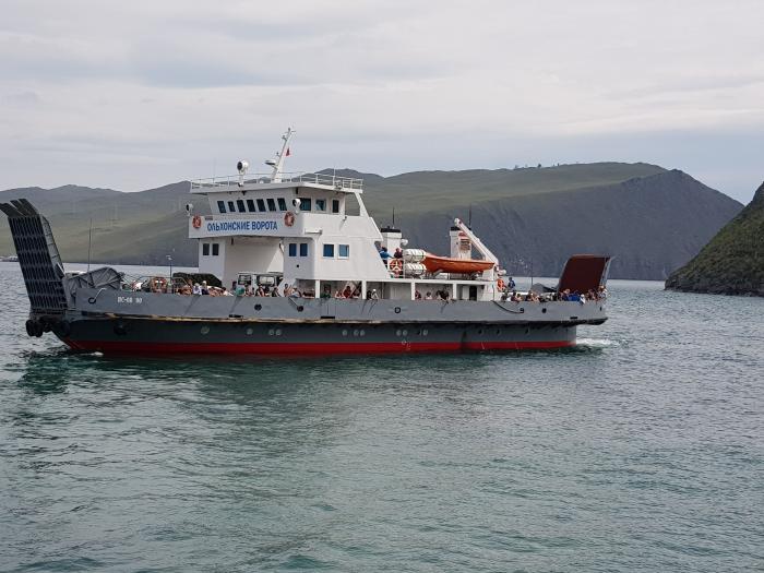올혼섬으로 가는 바이칼호의 페리호.