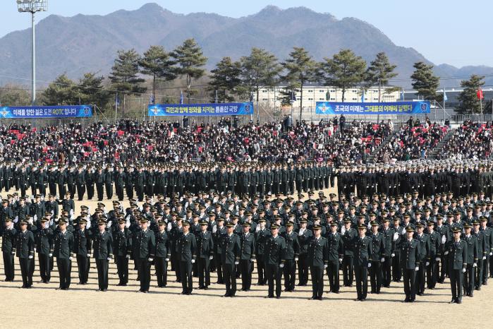 지난달 28일 충북 괴산군 육군학생군사학교에서 열린 학군장교 통합 임관식에서 신임 장교들이 임관 선서를 하고 있다.