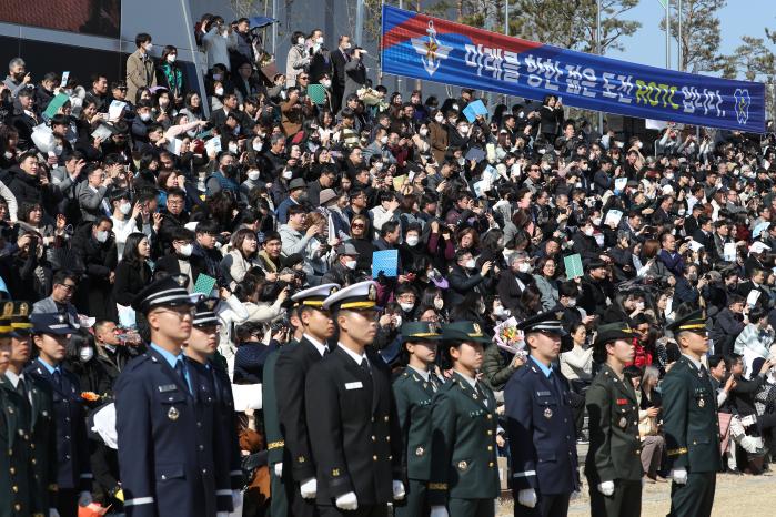 통합 임관식을 지켜보고 있는 신임 장교 가족들.