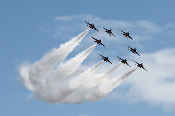 ‘2023 호주 애벌론 국제에어쇼’에 참가한 공군 특수비행팀 블랙이글스가 1일(현지시간) 우리 공군의 단단한 응집력을 상징하는 다이아몬드 대형을 선보이고 있다.