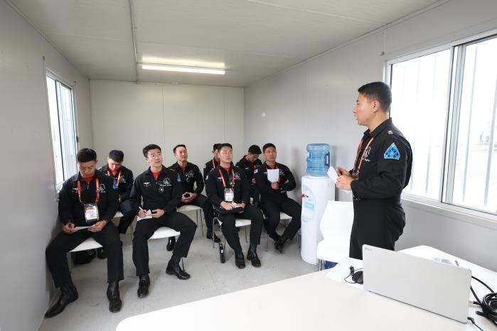 블랙이글스 조종사들이 비행 전 브리핑을 하는 모습.