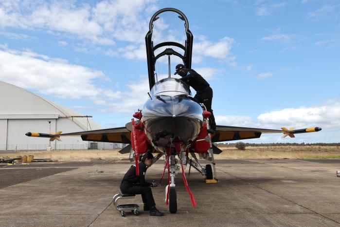 정비사들이 비행을 앞둔 항공기를 최종 점검하는 모습.