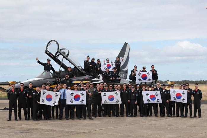 공군 특수비행팀 블랙이글스 임무요원들이 3·1절을 맞아 태극기를 들고 기념촬영을 하고 있다.